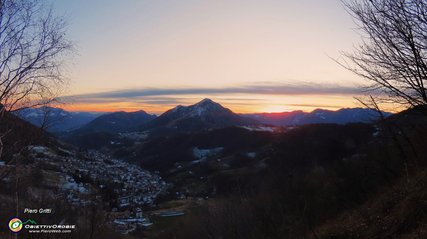 68 Val Serina con Monte Gioco ed oltre nella luce e nei colori del tramonto .jpg